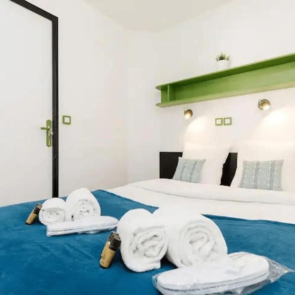 Palme D'Azur 409 Yourhosthelper Cannes France