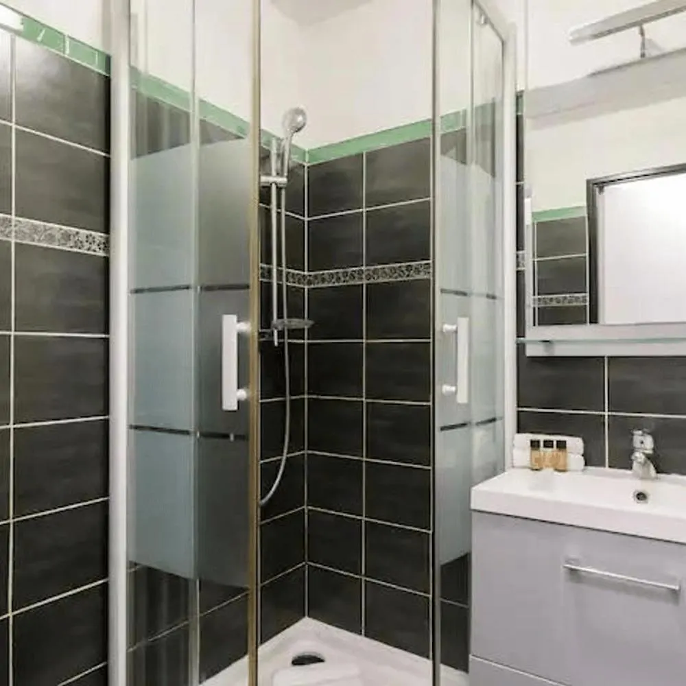 Palme D'Azur 409 Yourhosthelper Cannes 0*,  France